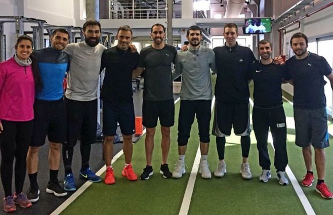 Claudio Herrera (a la derecha junto a su flamante cuñado Diego Godín en el Centro Deportivo Integra junto a varias estrellas del basquet uruguayo: Luciano Parodi, Martín Osimani, Federico Bavosi, Leandro García Morales, Leandro Taboada. La foto fue subida por Parodi a redes sociales.