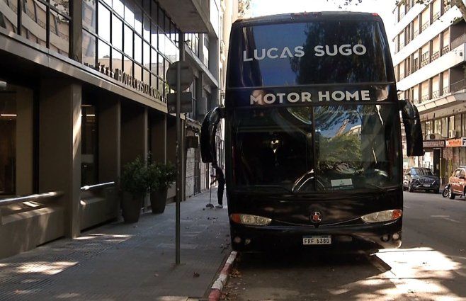 Foto: Subrayado. Ómnibus de Lucas Sugo en el Centro, tras el robo.