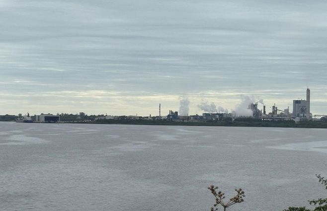 El muelle y la plata de UPM en Fray Bentos. Foto: Daniel Rojas, Subrayado.