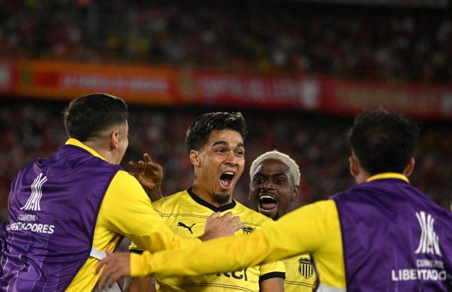 Foto: AFP. Festejo de Matías Arezo, autor del gol de Peñarol.