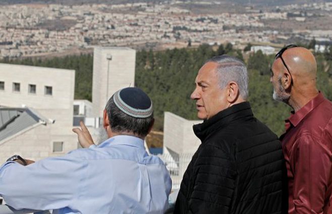 &nbsp;Netanyahu observando los territorios ocupados. Para los israelìes su verdadera denominación es Judea y Samaria&nbsp;