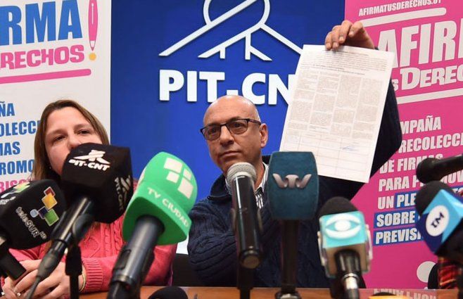 Presidente del PIT-CNT Marcelo Abdala tras firmar la papeleta para el plebiscito. Foto: FocoUy.
