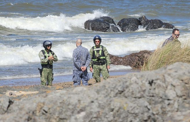 Personal de Prefectura e Infantería de Marina en Playa Verde. Foto: Ricardo Figueredo para Subrayado.