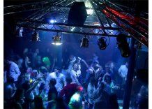 Pareja gay denuncia que fue echada de un boliche por besarse