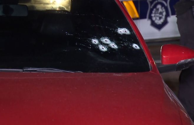 Foto: Subrayado. Auto donde viajaba el bebé con su padre, ambos resultaron baleados.