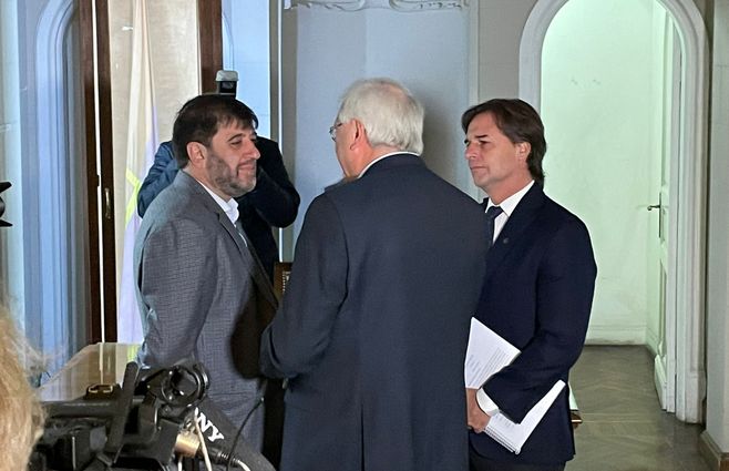 Lacalle Pou en la sede del FA junto a Fernando Pereira y Rodolfo Saldain. (Foto: María García, periodista de Subrayado).