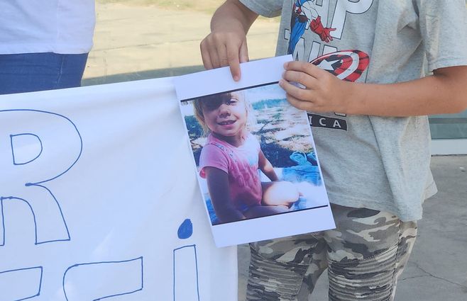 Foto: Eduardo Castro, Subrayado. La familia y conocidos de las víctimas se manifiestan frente al juzgado este jueves. 