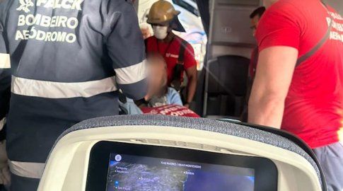 Foto del momento en que pasajeros eran asistidos, en Brasil.