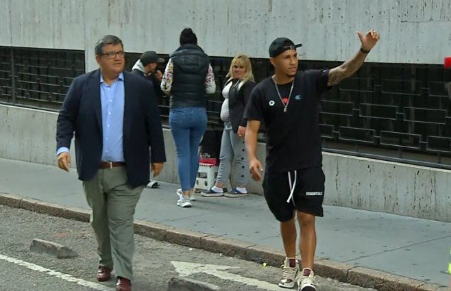 Saravia llegó acompañado por su abogado, Jorge Barrera.