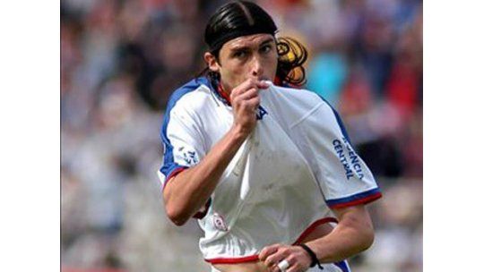 Cacique Medina en medio de una disputa entre River y Nacional