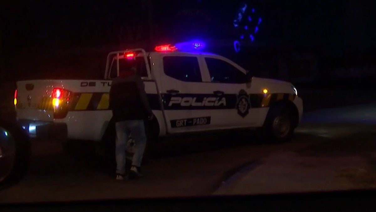 Policía persiguió un auto por ir sin luces y no detenerse: ocupantes llevaban objetos robados de un depósito policial