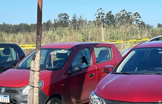 Foto: Guillermo Lorenzo, Subrayado. Auto con un impacto en el vidrio en el estacionamiento.