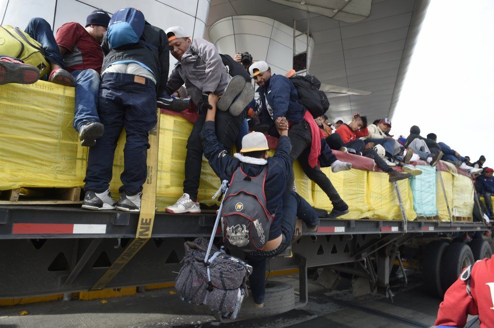 Otros tantos suben a un camión cerca de La Piedad, en el estado de Michoacán, México.&nbsp;&nbsp;