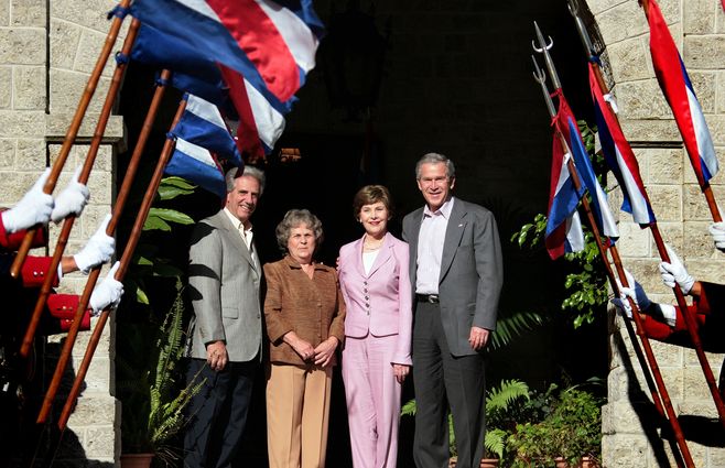 En marzo de 2007, con el presidente George Walker Bush y su esposa Laura. Una visita a Colonia del Sacramento