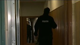 policia espero mas de siete horas para allanar vivienda donde se escondieron delincuentes; la orden judicial no llego