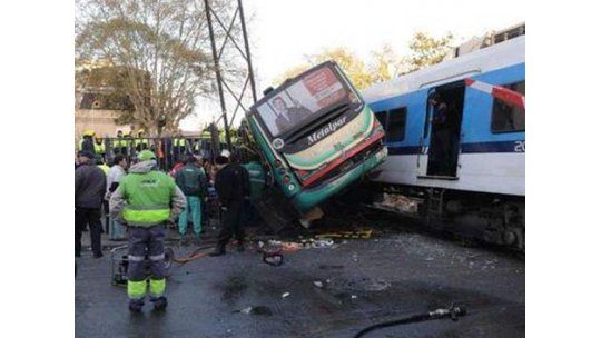 Nueve muertos por choque entre trenes y ómnibus en Buenos Aires