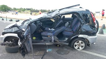 denuncian al conductor que choco en la rambla y lesiono a un hombre que estaba sentado en el muro