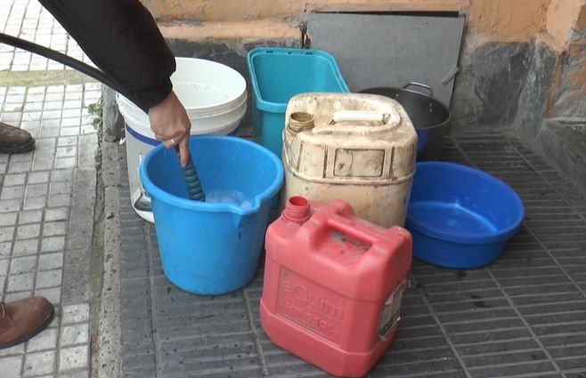 Foto: Subrayado. Vecinos se abastecen con agua potable de camiones cisterna puestos a disposición.
