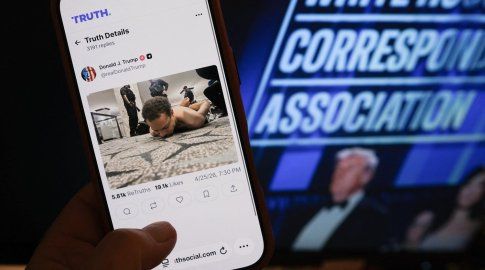 Foto: AFP. Donald Trump publicó en red social la foto del detenido.