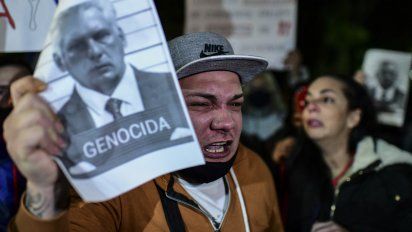 Cubanos protestan frente a la embajada en Buenos Aires. Díaz-Canel calificado como genocida en la imagen