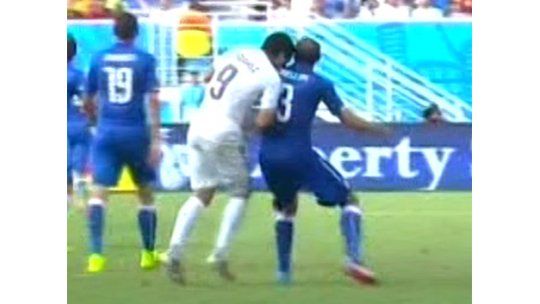 Para Suárez, Chiellini lo pechó y no hubo mordida; FIFA investiga