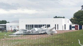Foto cedida a Subrayado. Voladura de techo en el club de fútbol San Lorenzo, en Young.