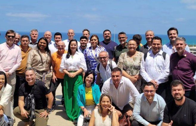 Nicolás Olivera y Carlos Albisu en Israel, junto a autoridades de ciudades de Sudamérica. Foto: Albisu, enviada a Hugo Lemos, corresponsal de Subrayado en Salto.