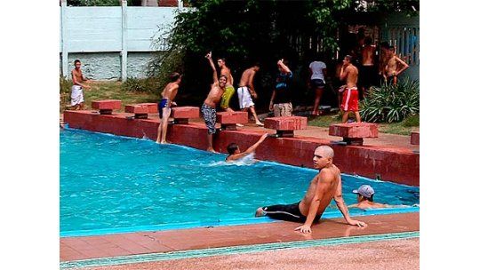 Jóvenes alcoholizados tomaron la plaza de deportes del Cerrito
