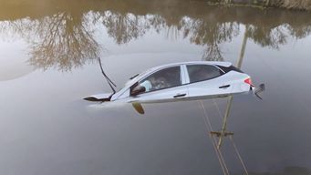 siniestro en salto: despistaron en auto, quedaron sumergidos en una canada y lograron salir