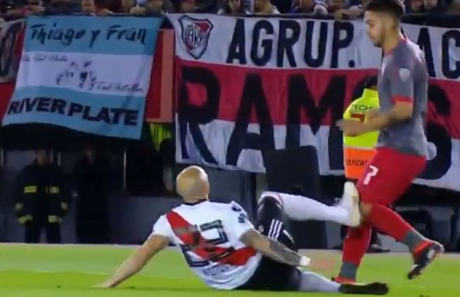 Pinola y Benítez en el área de River. Iba media hora de juego y estaban 0 a 0.&nbsp;