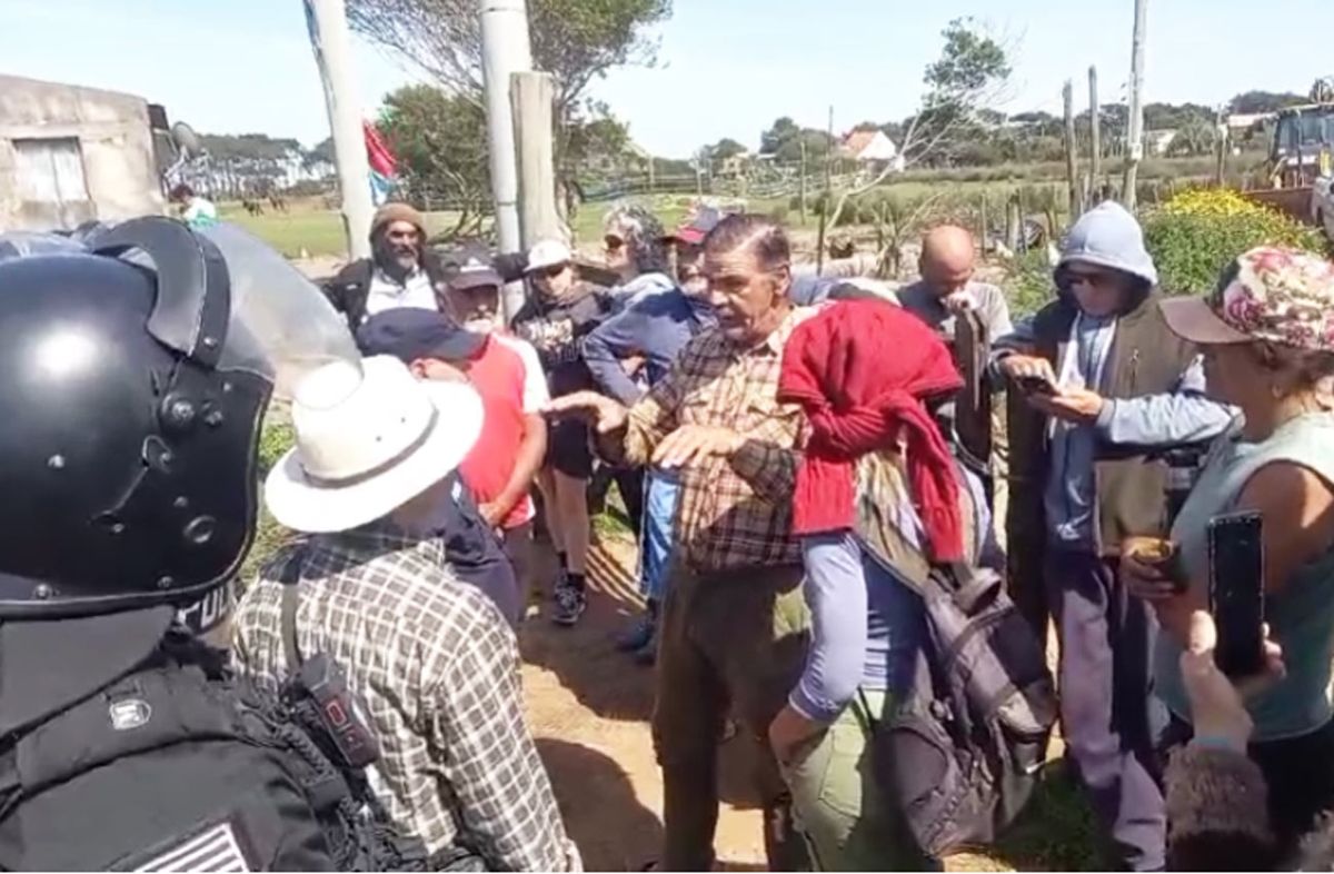 Vecinos reclaman que no fueron avisados, y exigen documentación que habilite la demolición. Vecinos reclaman que no fueron avisados, y exigen documentación que habilite la demolición.