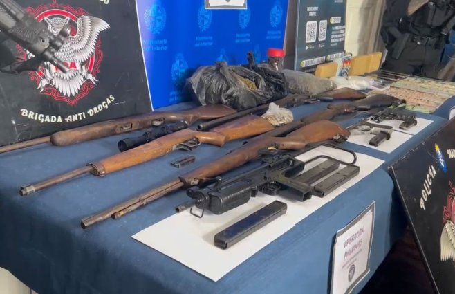 Tres detenidos en San Carlos por venta drogas. Armas, drogas y dinero incautados. Foto: Martín Corujo, corresponsal de Subrayado.