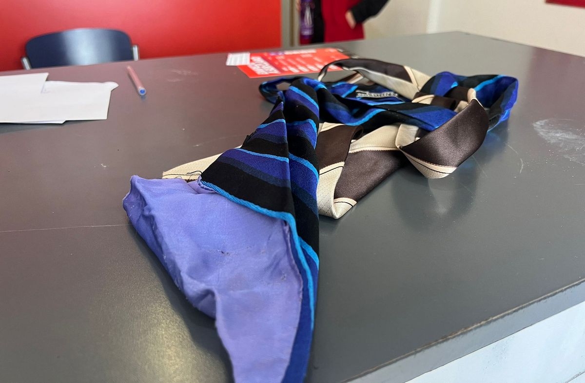 Foto: Subrayado. Corbatas con las que fueron atadas las empleadas. Foto: Subrayado. Corbatas con las que fueron atadas las empleadas.