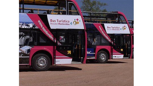 Turistas brasileños inauguraron en bus turístico por Montevideo