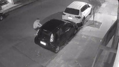 camara capto a ladron que en un minuto se robo un auto con encendido electrico