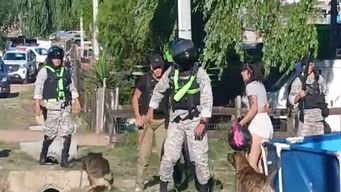 insultos y pedreas a la policia en piedras blancas: efectivo mordido por un perro, mujer detenida y moto incautada