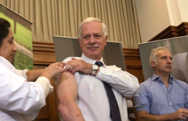El ministro Basso y el pediatra Gabriel Peluffo dieron el puntapié inicial a la campaña de vacunación contra la gripe en 2017