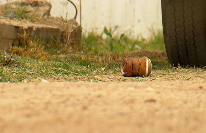 Foto: Subrayado. Champión del bebé que quedó en la escena, en el barrio El Tobogán, lindero al Cerro. También se observa un casquillo en la parte izquierda.