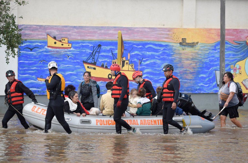 Foto: AFP. Bahía Blanca sufrió fuerte temporal de viento y lluvia el viernes.