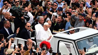 Papa Francisco recorrió entre los fieles en el papamóvil. Foto: AFP