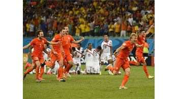 Holanda sufrió, clasificó a semifinales y jugará con Argentina