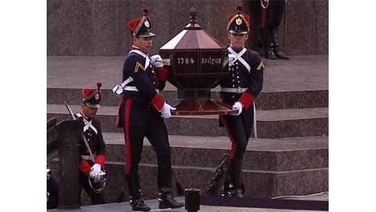 Trasladarán restos de Artigas al Salón de los Pasos Perdidos