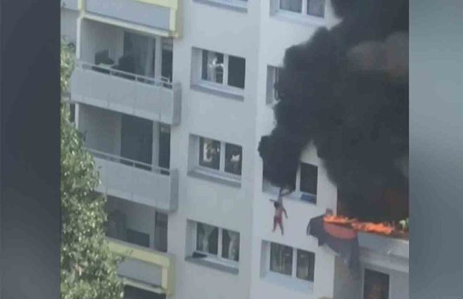 niño-lanza-al-vacio-incendio-AFP.jpg
