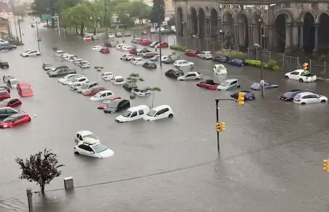 autos-flotando-inundaciones-montevideo.jpg