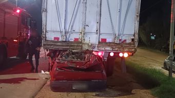 Una mujer murió al chocar su auto contra un camión estacionado al costado de la ruta. Foto: Policía Caminera.