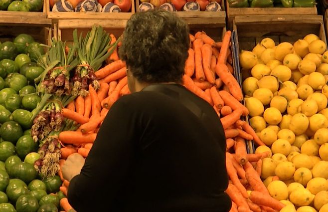 mujer-precios-frutas-y-verduras-compras-ine-inflacion.jpg