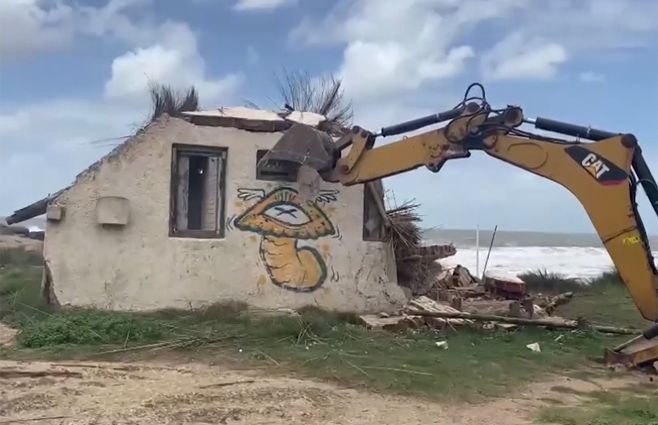 demolicion-vivienda-punta-del-diablo.jpg
