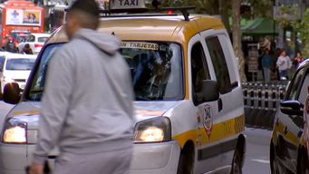 joven denuncia que un taxista le robo sus pertenencias: no le abrio la valija, acelero y huyo del lugar
