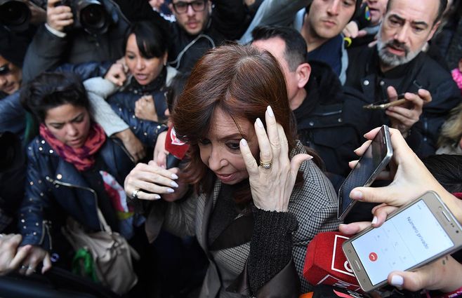 Cristina-Kirchner-rumbo-a-declarar-prensa-AFP.jpg