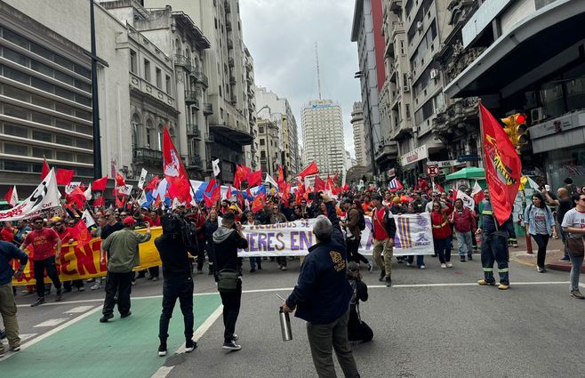 Tránsito cortado en 18 de Julio por la marcha sindical. Foto: Valeria de los Santos, Subrayado.